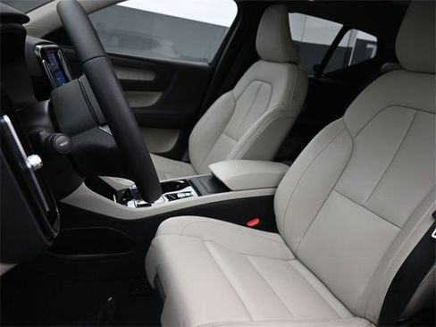 Used 2024 Volvo XC40 B5 Plus w/ Protection Package Premier image 9