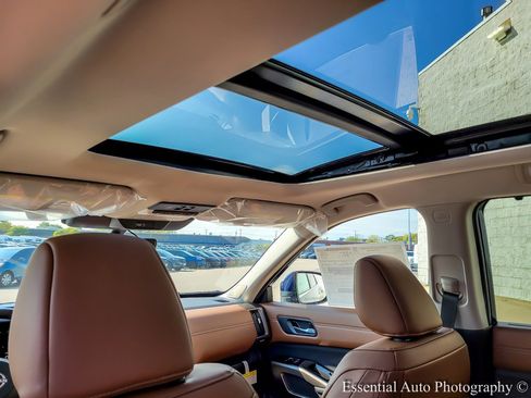 New 2025 Nissan Pathfinder Platinum w/ Cargo Package image 12