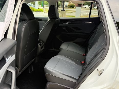 Used 2026 Volkswagen Tiguan SE w/ Panoramic Sunroof Package AWD/4WD image 19
