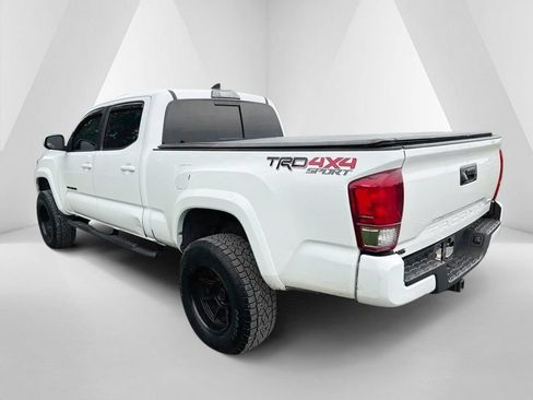 Used 2017 Toyota Tacoma TRD Sport AWD/4WD image 5