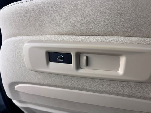 Used 2022 BMW X7 M50i w/ Cold Weather Package image 33