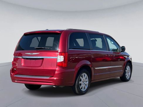 Used 2016 Chrysler Town & Country Touring image 3