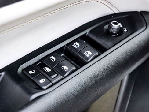 Used 2023 Jeep Compass Limited image 11