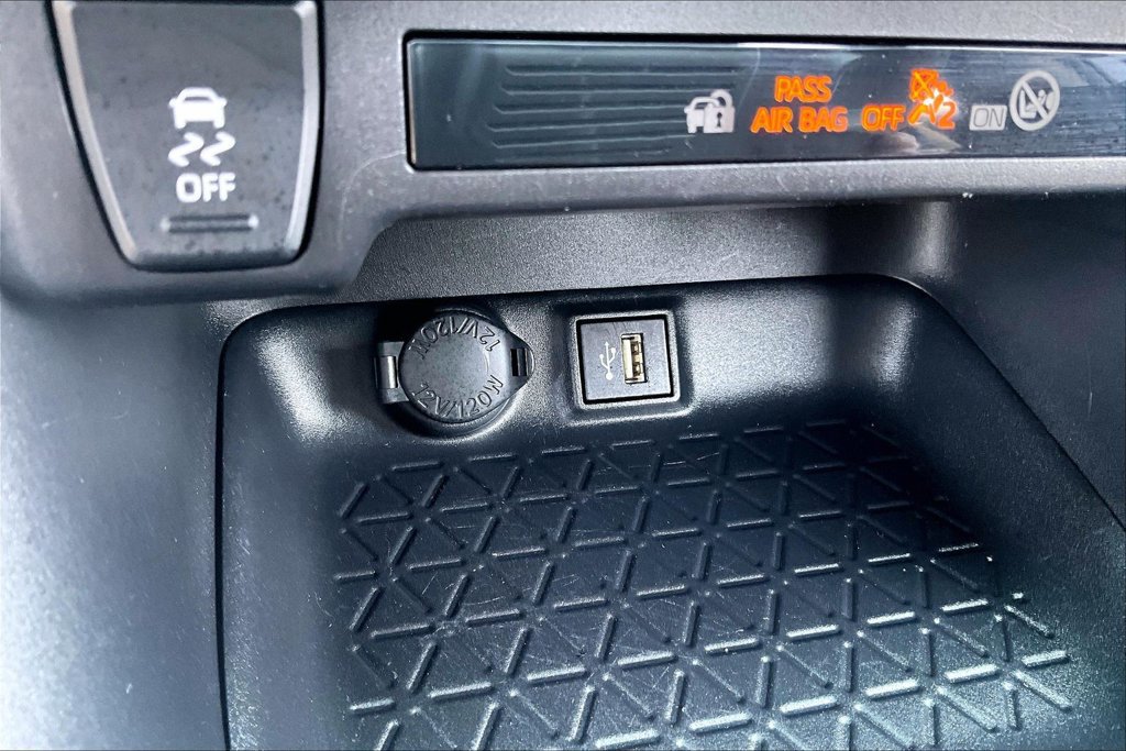 Used 2025 Toyota RAV4 XLE AWD/4WD image 32