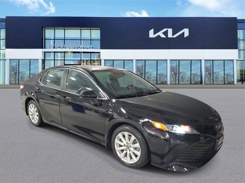 Used 2019 Toyota Camry LE image 2
