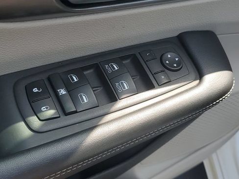 Used 2023 Chrysler Pacifica Touring-L FWD image 16