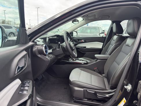 Used 2024 Chevrolet Trax LT w/ Driver Confidence Package FWD image 11