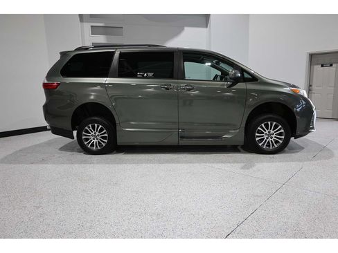 Used 2019 Toyota Sienna XLE w/ XLE Navigation Package FWD image 5