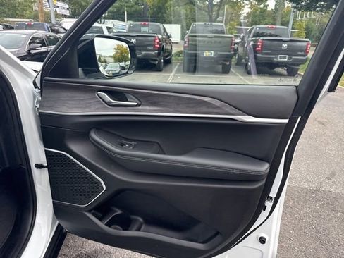 Certified 2022 Jeep Grand Cherokee Limited image 32