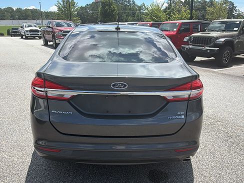 Used 2017 Ford Fusion SE FWD image 9