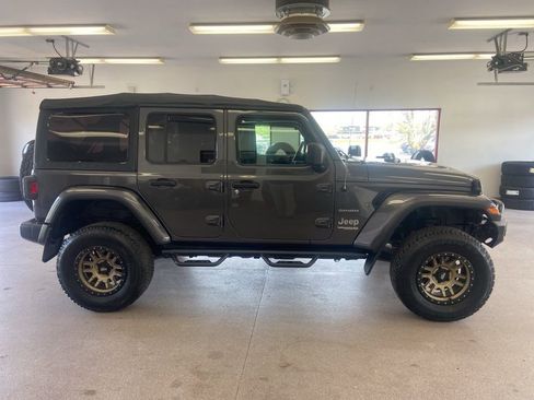 Used 2018 Jeep Wrangler Unlimited Sahara AWD/4WD image 22