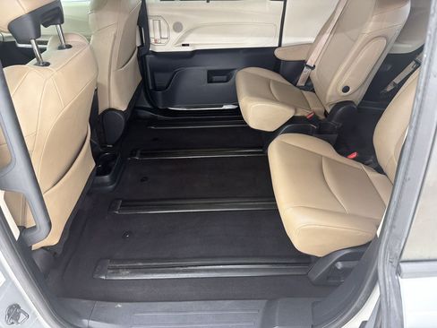 Used 2021 Toyota Sienna XLE FWD image 22