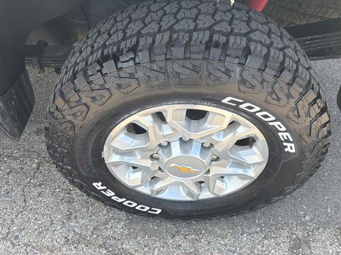 Used 2024 Chevrolet Silverado 2500 LT AWD/4WD image 9