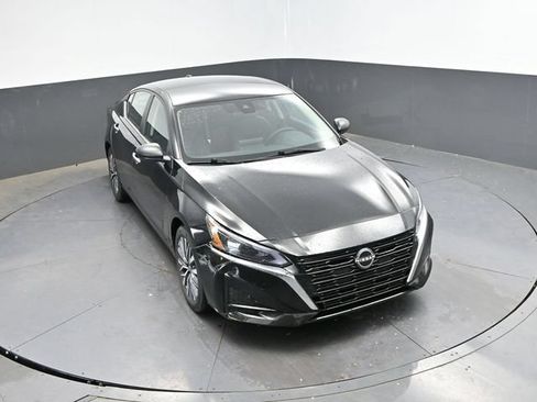 Used 2025 Nissan Altima 2.5 SV FWD image 39