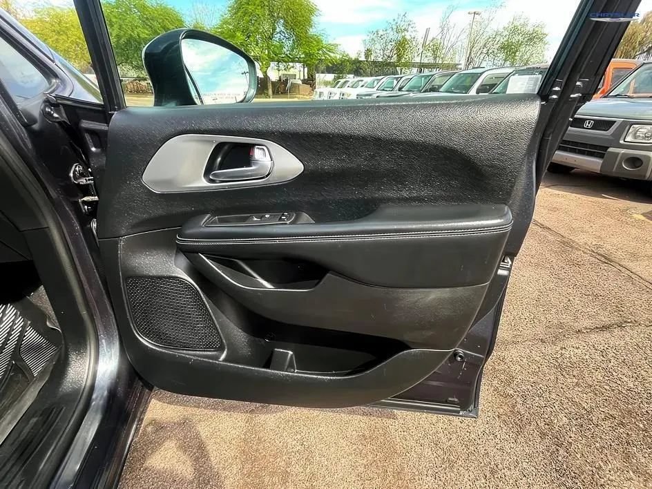 Used 2019 Chrysler Pacifica Touring-L w/ Advanced Safetytec Group FWD image 16