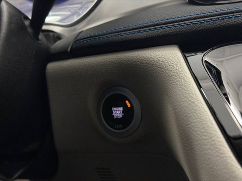 Used 2021 Chrysler Pacifica Touring w/ Uconnect Theater Family Group image 29