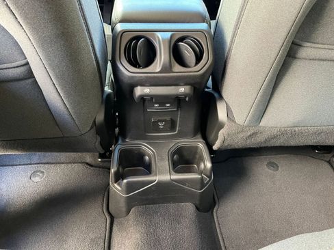 Used 2025 Jeep Wrangler Sahara image 23