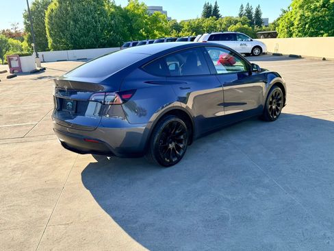 Used 2023 Tesla Model Y AWD image 9