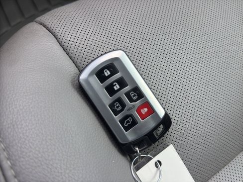 Used 2018 Toyota Sienna Limited Premium image 41