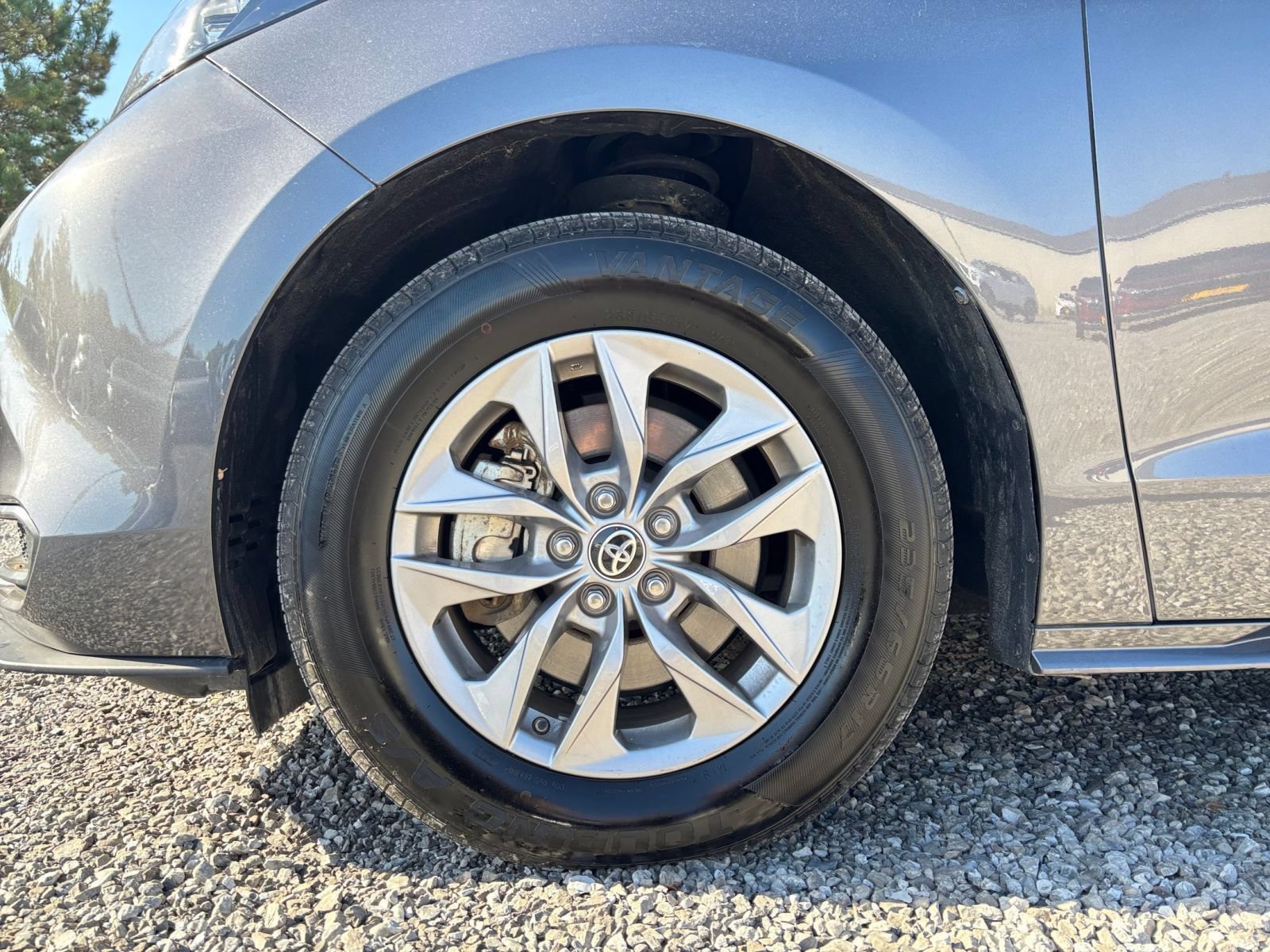 Used 2025 Toyota Sienna XLE FWD image 33
