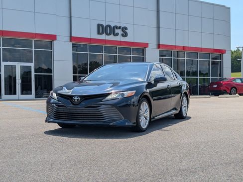 Used 2020 Toyota Camry XLE FWD image 1