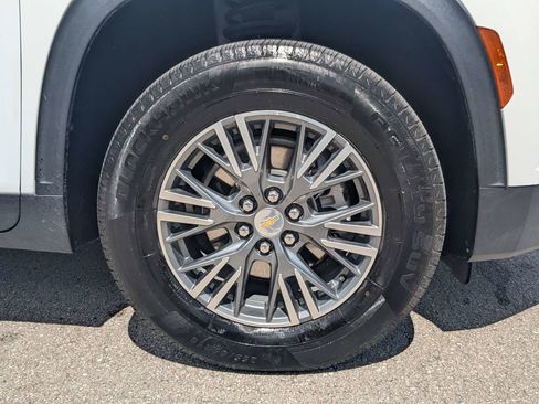 Used 2025 Chevrolet Traverse LT FWD image 11