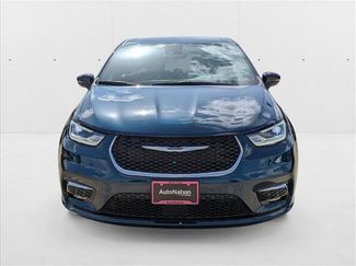 New 2025 Chrysler Pacifica Select video 2