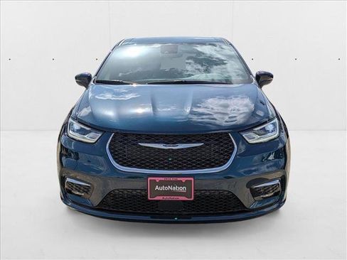 New 2025 Chrysler Pacifica Select image 2