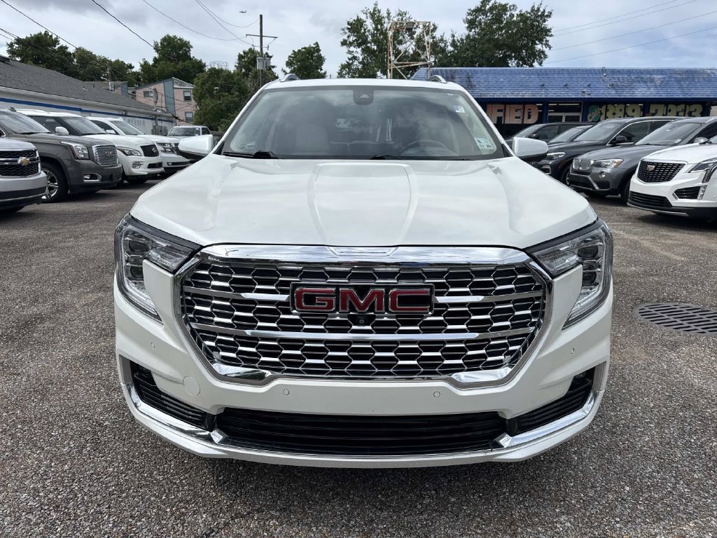 Used 2022 GMC Terrain Denali w/ Denali Premium Package AWD/4WD image 2