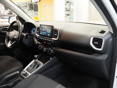 Used 2021 Hyundai Venue image 32