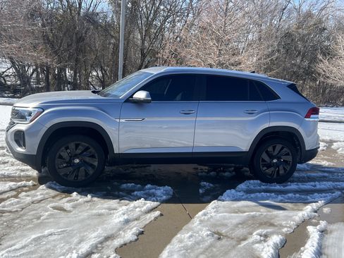 Certified 2025 Volkswagen Atlas Cross Sport SE w/ Panoramic Sunroof Package image 7