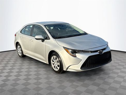 Used 2021 Toyota Corolla LE image 4