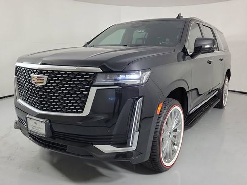 Used 2023 Cadillac Escalade ESV Premium Luxury AWD/4WD image 2