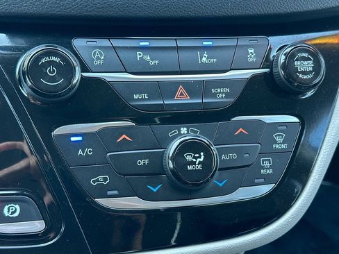 Used 2023 Chrysler Pacifica Touring-L FWD image 20