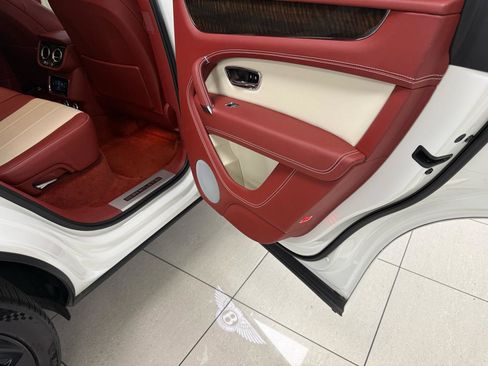 Used 2018 Bentley Bentayga Mulliner AWD/4WD image 23