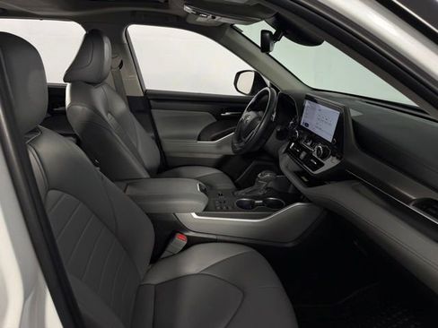 Used 2023 Toyota Highlander XLE FWD image 16