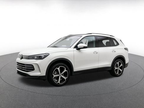 Used 2026 Volkswagen Tiguan SE AWD/4WD image 3