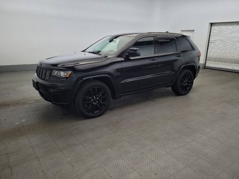 Used 2017 Jeep Grand Cherokee Altitude AWD/4WD image 2