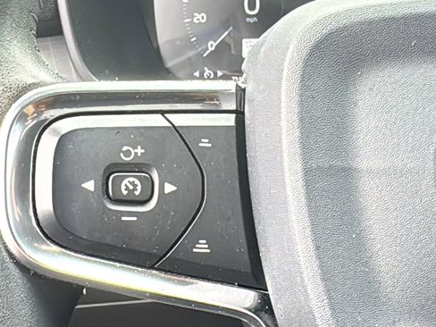 Used 2020 Volvo XC40 T5 Momentum w/ Protection Package Premier image 23