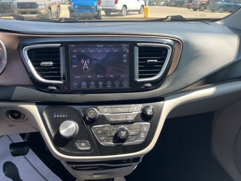 Used 2018 Chrysler Pacifica Touring-L Plus FWD image 15