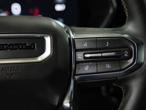 Used 2025 GMC Canyon Denali image 31