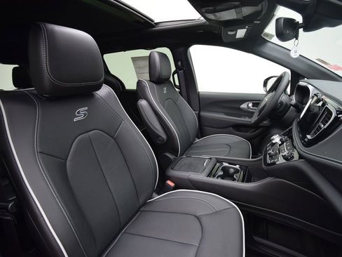 New 2026 Chrysler Pacifica Limited w/ S Appearance Package image 19