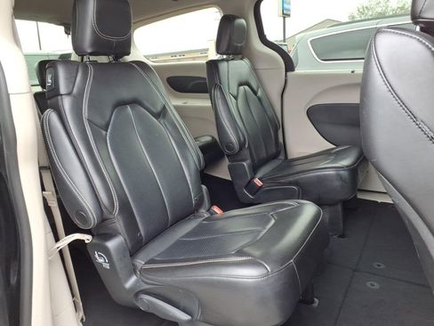 Used 2023 Chrysler Pacifica Touring-L image 13