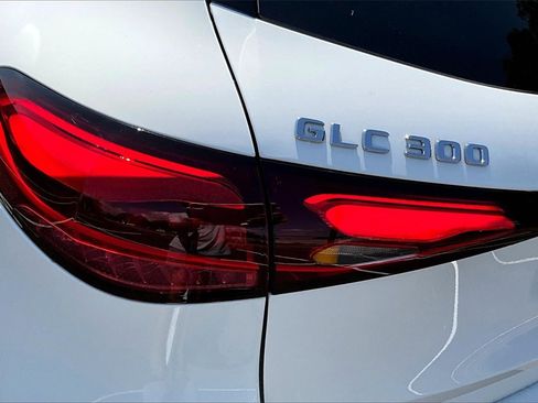 Used 2025 Mercedes-Benz GLC 300 4MATIC image 29