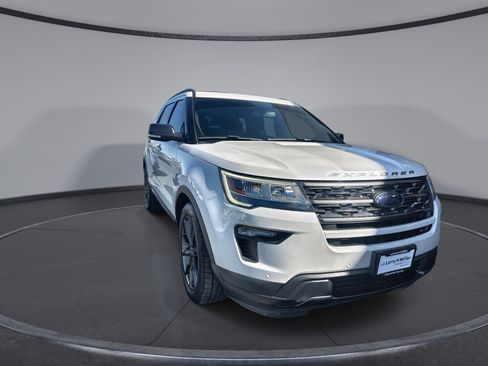 Used 2018 Ford Explorer XLT w/ Equipment Group 202A image 16