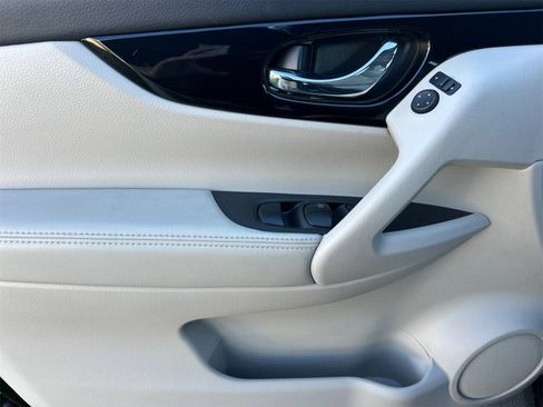 Used 2020 Nissan Rogue Sport SV image 11