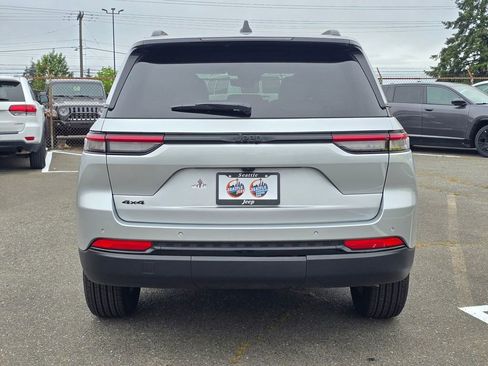 Used 2025 Jeep Grand Cherokee Altitude AWD/4WD image 6