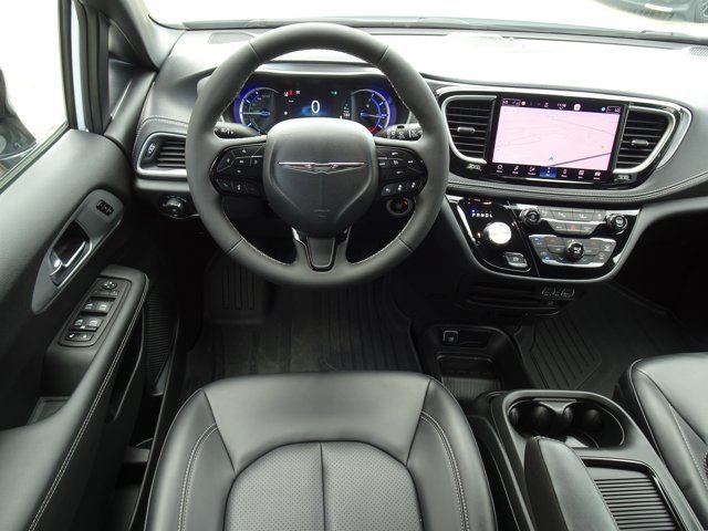 Used 2024 Chrysler Pacifica Limited w/ Uconnect Theater Family Group FWD image 14
