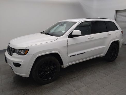 Used 2017 Jeep Grand Cherokee Altitude image 2