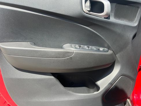 Used 2021 Hyundai Venue SE FWD image 18